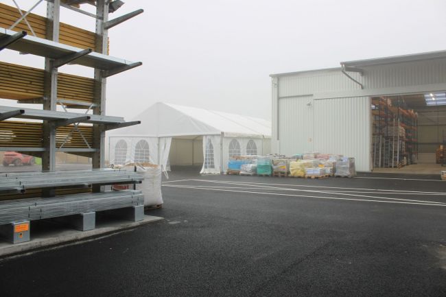 Touareg a loué une tente pour l'ouverture du nouveau magasin Gédimat de Totes, Seine-Maritime
